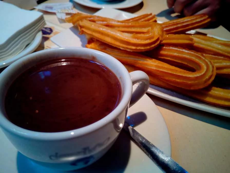 El chocolate es uno de los ingredientes más queridos y versátiles en la gastronomía, y su popularidad no muestra signos de disminuir. Desde bebidas calientes reconfortantes hasta elaboraciones de repostería exquisitas, el chocolate juega un papel fundamental en la creación de experiencias culinarias memorables. Para aquellos que desean ofrecer productos de chocolate de alta calidad, contar con la maquinaria adecuada es esencial. En este contexto, las chocolateras profesionales emergen como una herramienta clave en la cocina, permitiendo a chefs y chocolateros transformar el chocolate en obras maestras. Este artículo explorará las características, beneficios y aplicaciones de las chocolateras profesionales, además de ofrecer consejos para elegir el modelo ideal para tu negocio. Ya sea que estés comenzando en el mundo del chocolate o buscando mejorar tu oferta actual, comprender la importancia de una chocolatera profesional es fundamental para elevar la calidad de tus productos y satisfacer a tus clientes.