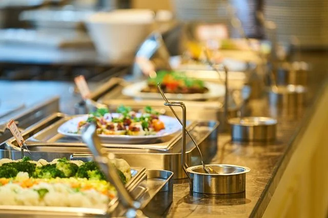 Comida distribuida correctamente en buffet de cocina