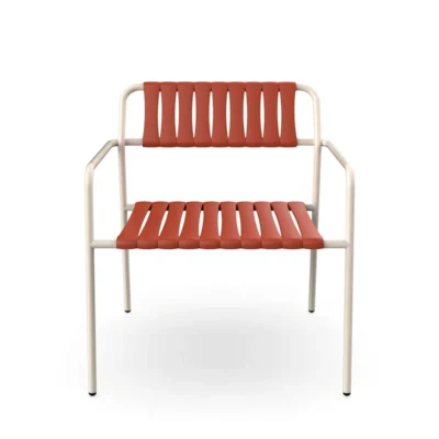 Sillón lounge Gelato con estructura Nácar y lamas Greda sobre fondo blanco