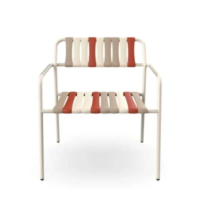 Sillón lounge Gelato con estructura Nácar y lamas Amarena sobre fondo blanco