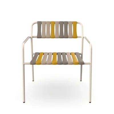 Sillón lounge Gelato con estructura Nácar y lamas Nocciola sobre fondo blanco