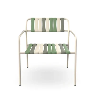 Sillón lounge Gelato con estructura Nácar y lamas Pistacchio sobre fondo blanco